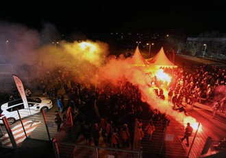 Bastia s'est incliné contre l'OM (1-2) à huis-clos, malgré la ferveur des supporters bastiais présents aux abords du stade venus assister à la retransmission du match sur écran géant. Photo: Corse-Sport
