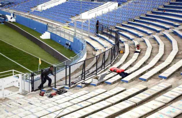 Installation d'un garde-corps au stade Armand-Cesari. Photo: Corse-Matin